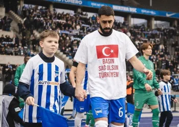 Hertha Berlin forması giyen Tolga Ciğerci ısınmaya “Başın sağ olsun Türkiye” tişörtüyle çıktı