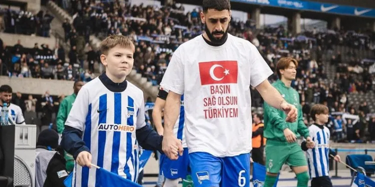 Hertha Berlin forması giyen Tolga Ciğerci ısınmaya “Başın sağ olsun Türkiye” tişörtüyle çıktı