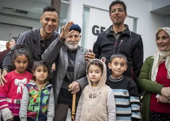 Beşiktaşlı futbolcu Josef De Souza Mersin’de depremzedeleri ziyaret etti
