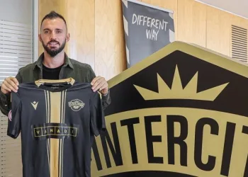 Galatasaray’lı eski futbolcu Emre Çolak, futbolu bıraktığını açıkladı