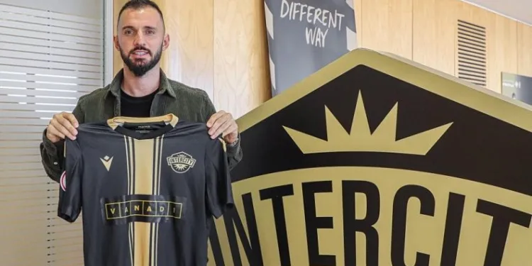 Galatasaray’lı eski futbolcu Emre Çolak, futbolu bıraktığını açıkladı