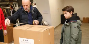 Galatasaray Spor Kulübü Futbol Direktörü Cenk Ergün oğluyla birlikte çalışmalara destek verdi