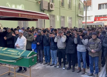 Enkaz altından çıktı, yangında hayatını kaybetti
