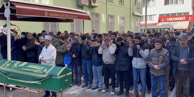 Enkaz altından çıktı, yangında hayatını kaybetti