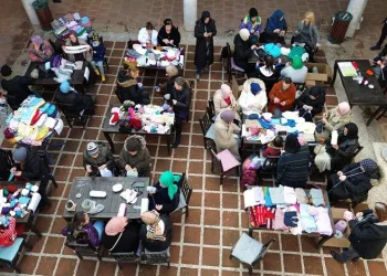 Bütün ilçe toplandı çorap örüyor