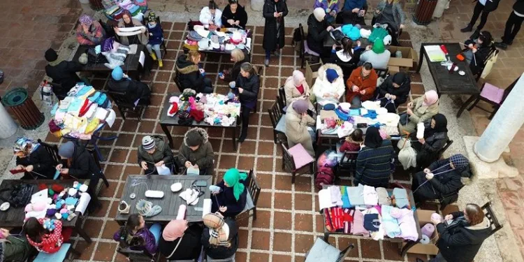 Bütün ilçe toplandı çorap örüyor