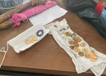 Yardım merkezine getirilen yorgandan çok sayıda altın çıktı