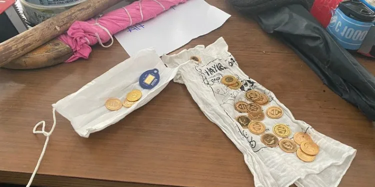 Yardım merkezine getirilen yorgandan çok sayıda altın çıktı