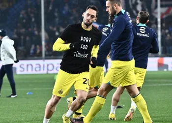 İnter’de forma giyen Hakan Çalhanoğlu, ‘Türkiye için dua et’ yazılı tişörtle ısınmaya çıktı