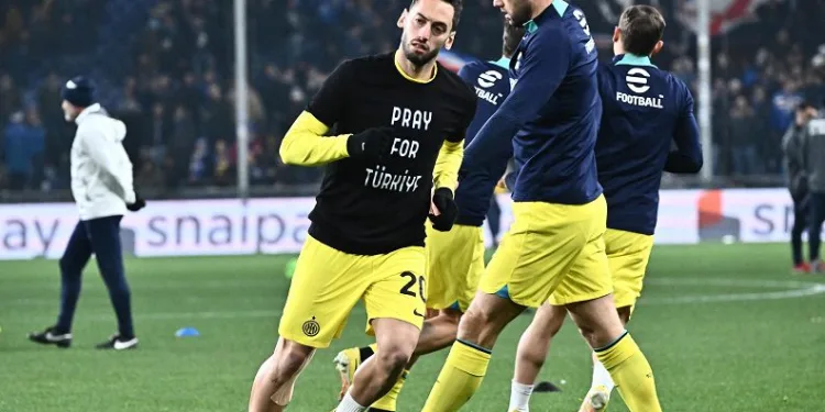 İnter’de forma giyen Hakan Çalhanoğlu, ‘Türkiye için dua et’ yazılı tişörtle ısınmaya çıktı