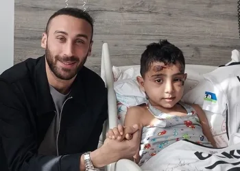 Beşiktaşlı Milli futbolcu Cenk Tosun, formasını isteyen Cavit ile buluştu