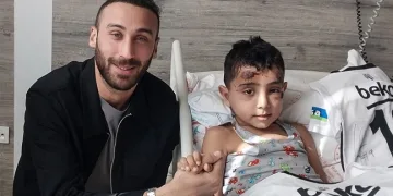 Beşiktaşlı Milli futbolcu Cenk Tosun, formasını isteyen Cavit ile buluştu
