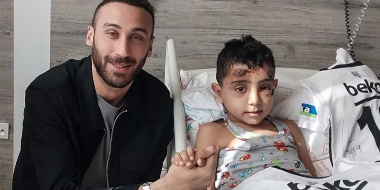 Beşiktaşlı Milli futbolcu Cenk Tosun, formasını isteyen Cavit ile buluştu