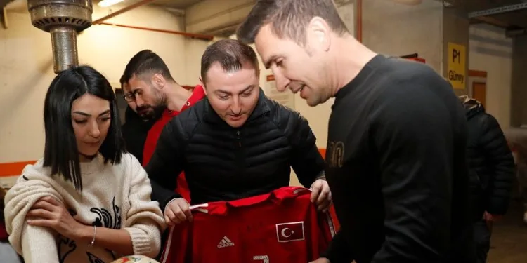 Emre Aşık, milli takım formasını depremzedeler için hediye etti