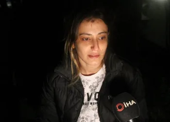 Enkazdan kendi elleriyle çıkardığı kardeşini arıyor