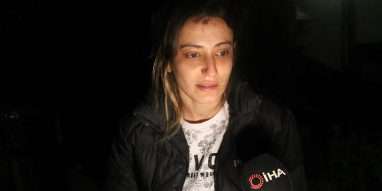 Enkazdan kendi elleriyle çıkardığı kardeşini arıyor