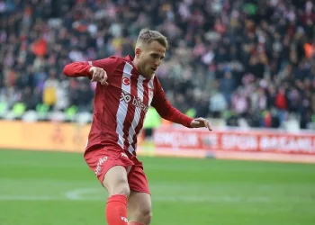 Sivassporlu Samu Saiz, depremzedelere 550 bin TL bağışladı