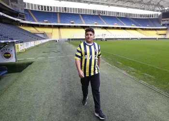 Fenerbahçe, depremzede Mehmet Akif Ağaç’ı statta konuk etti