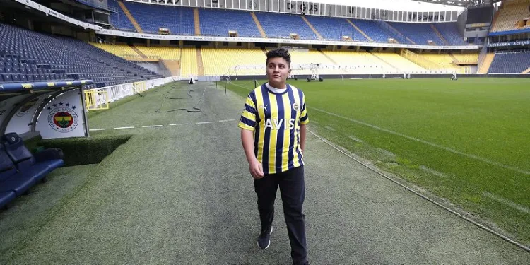 Fenerbahçe, depremzede Mehmet Akif Ağaç’ı statta konuk etti