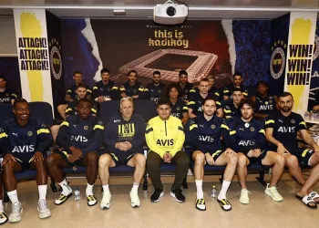 Enkazdan kurtarılan Mehmet Akif Ağaç, Jorge Jesus ve Fenerbahçeli futbolcularla bir araya geldi