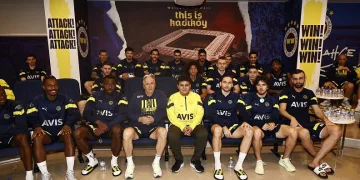 Enkazdan kurtarılan Mehmet Akif Ağaç, Jorge Jesus ve Fenerbahçeli futbolcularla bir araya geldi