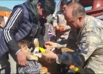 Mehmetçik, yardım malzemelerini ihtiyaç sahiplerine ulaştırıyor