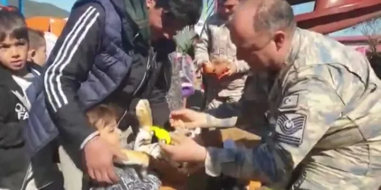 Mehmetçik, yardım malzemelerini ihtiyaç sahiplerine ulaştırıyor