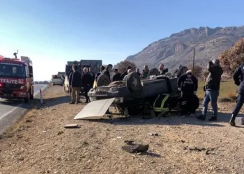 Lastiği patlayan otomobil takla attı:2 yaralı