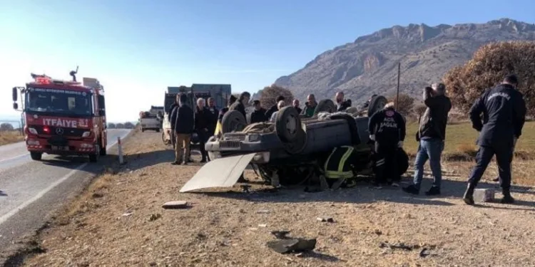 Lastiği patlayan otomobil takla attı:2 yaralı