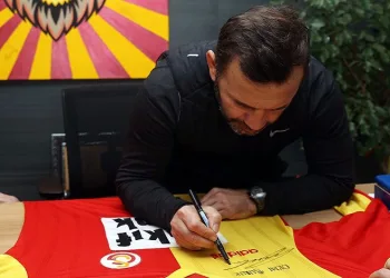 Galatasaray Teknik Direktörü Okan Buruk, formalarını depremzedeler için bağışladı