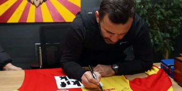Galatasaray Teknik Direktörü Okan Buruk, formalarını depremzedeler için bağışladı