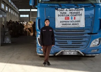 Fransa’dan kendi tırıyla yardım getirdi