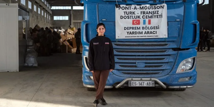 Fransa’dan kendi tırıyla yardım getirdi