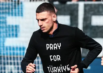 Merih Demiral ısınmaya ‘Türkiye için dua et’ tişörtüyle çıktı