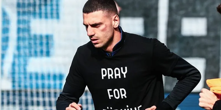 Merih Demiral ısınmaya ‘Türkiye için dua et’ tişörtüyle çıktı