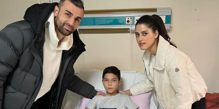 Fenerbahçeli futbolcu Serdar Dursun, depremzede Ömer’i ziyaret etti