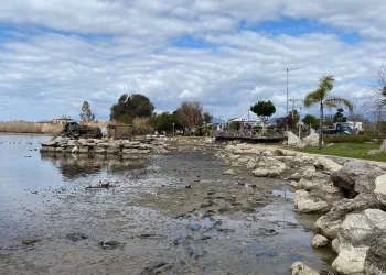 Fethiye’de deniz 10 metre çekildi