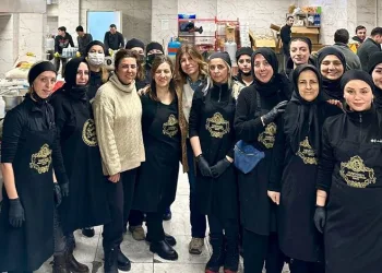 Depremzede çocuklara anne şefkati