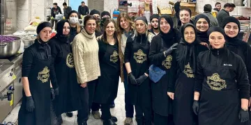 Depremzede çocuklara anne şefkati