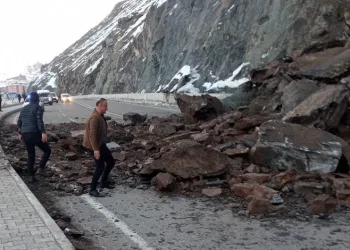 Heyelan araç trafiğini durdurdu