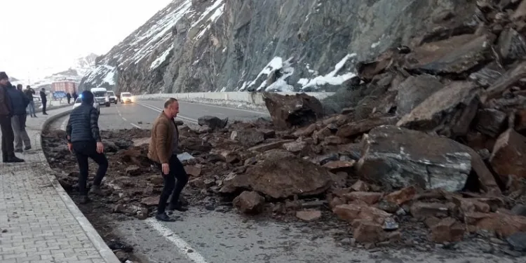 Heyelan araç trafiğini durdurdu