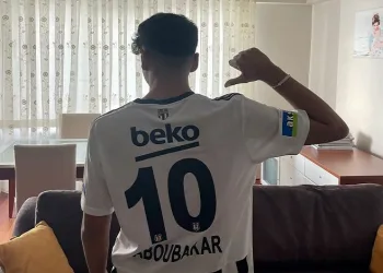 Beşiktaşlı futbolcu Vincent Aboubakar’dan depremzede Semih’e imzalı forma