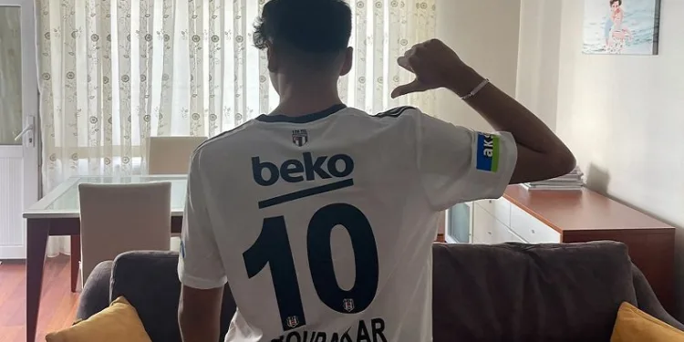 Beşiktaşlı futbolcu Vincent Aboubakar’dan depremzede Semih’e imzalı forma