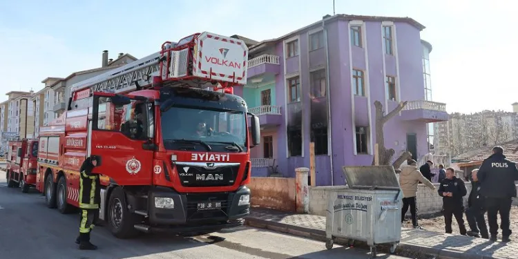 Sobayı benzinle tutuşturunca evi yaktılar