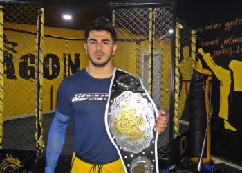 Milli sporcu kemerini depremzedeler için satışa çıkardı