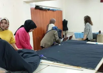 Depremzedeler için uyku tulumu dikiyorlar