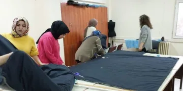 Depremzedeler için uyku tulumu dikiyorlar