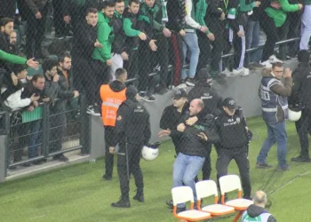 Kocaelispor – Sakaryaspor maçında tribünde gerginlik