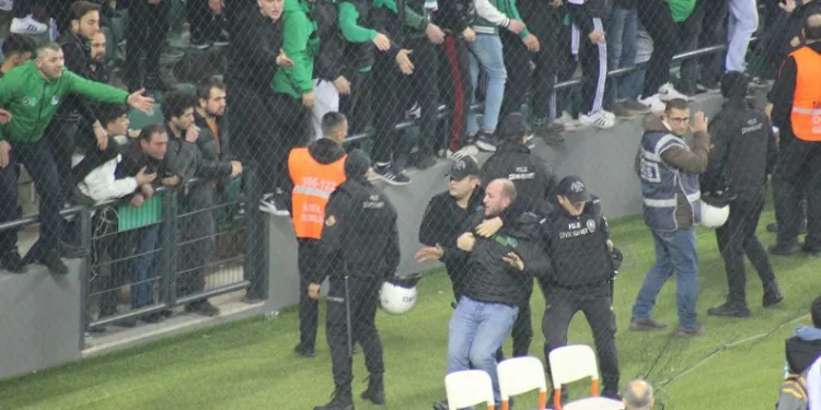 Kocaelispor – Sakaryaspor maçında tribünde gerginlik