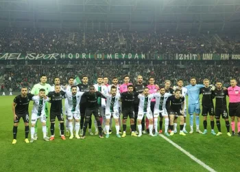Marmara derbisinde ezeli rakipler bu kez depremzedeler için oynadı